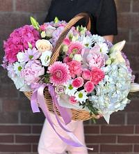 Цветочная композиция из Розы, Хризантемы, Пионы и Лизиантусы в корзине в Ерзовке