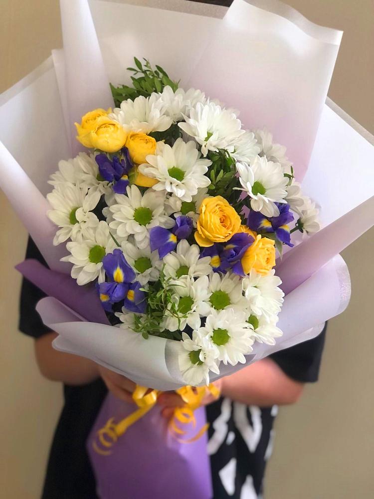 Букет цветов из: Ирисы, Хризантемы и Розы в Ерзовке