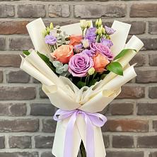 Букет цветов из:  Лизиантусы и Розы в Ерзовке