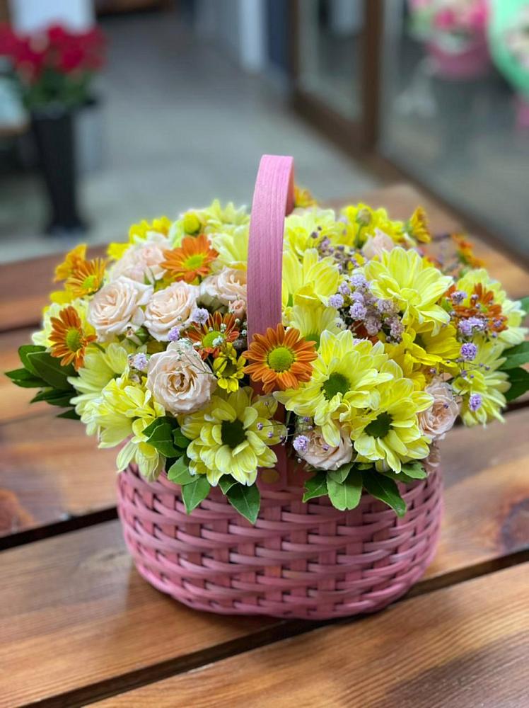 Цветочная композиция из Хризантемы и Розы в корзине в Ерзовке